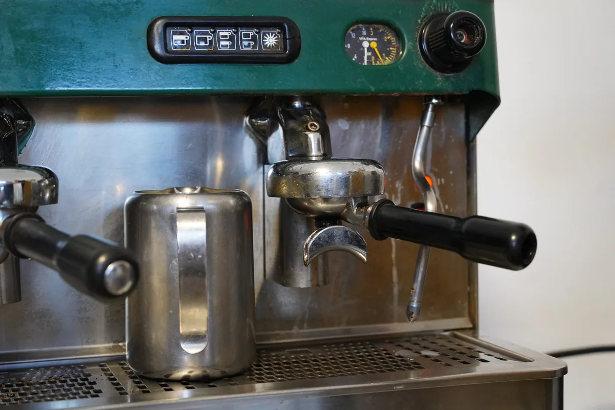 espresso machine steam wand frothing milk